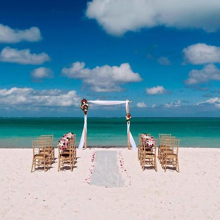 Courtyard By Marriott Nassau Downtown/Junkanoo Beach Buitenkant foto