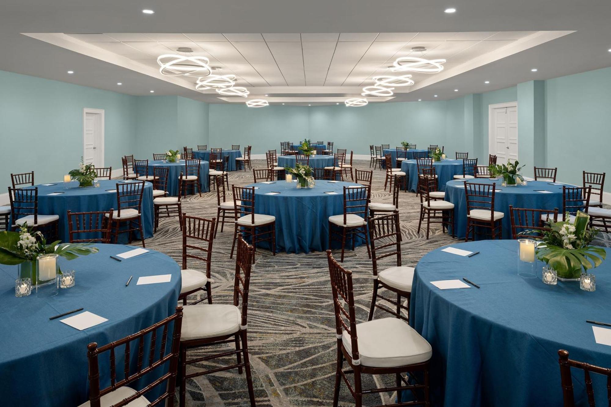 Courtyard By Marriott Nassau Downtown/Junkanoo Beach Buitenkant foto