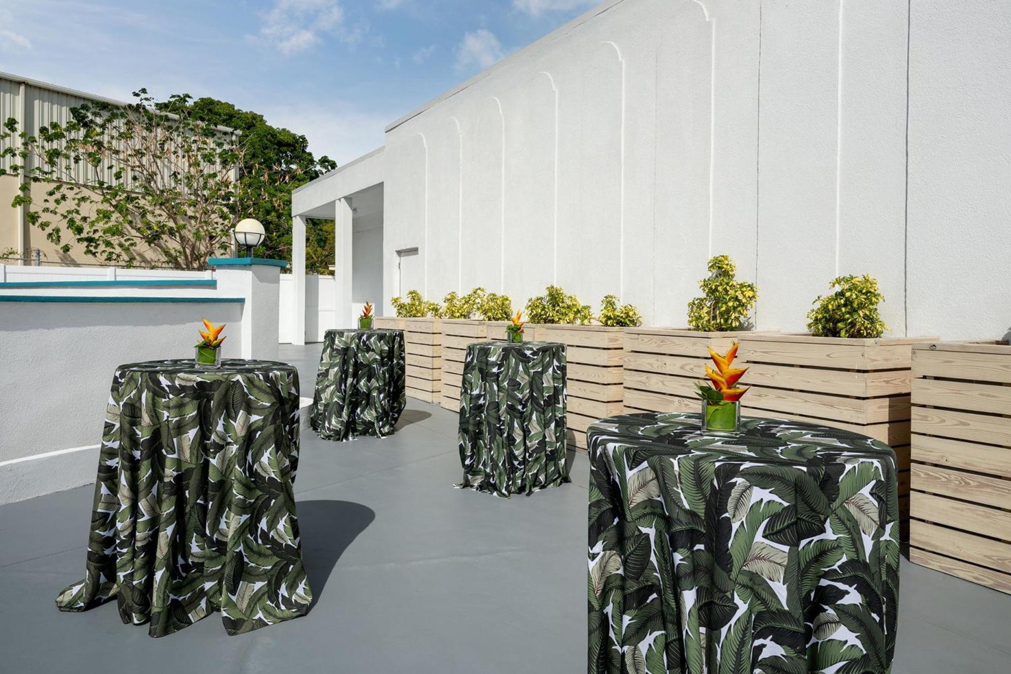 Courtyard By Marriott Nassau Downtown/Junkanoo Beach Buitenkant foto