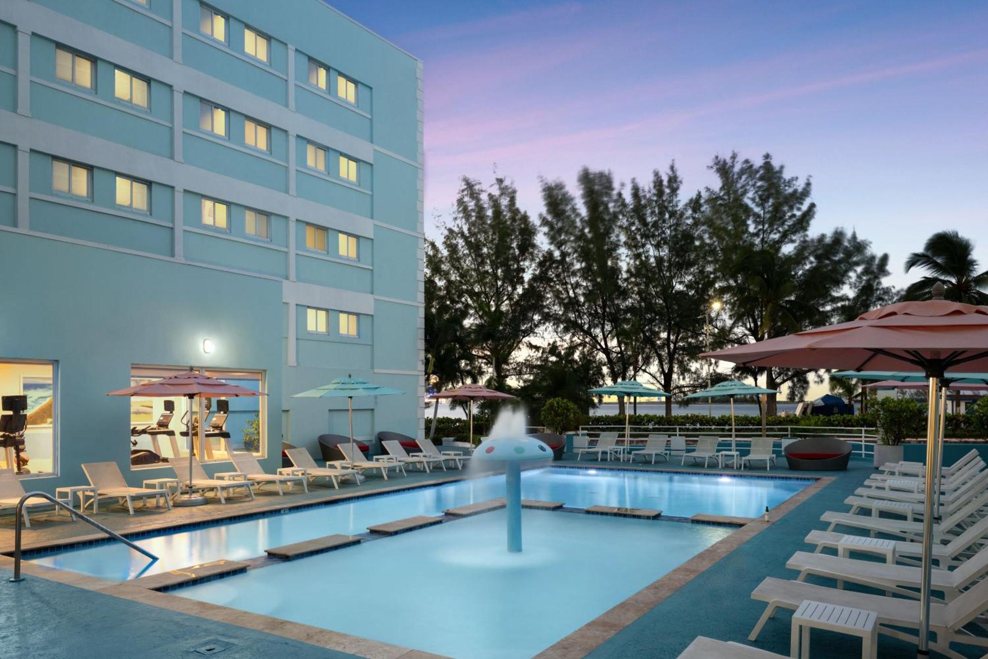 Courtyard By Marriott Nassau Downtown/Junkanoo Beach Buitenkant foto