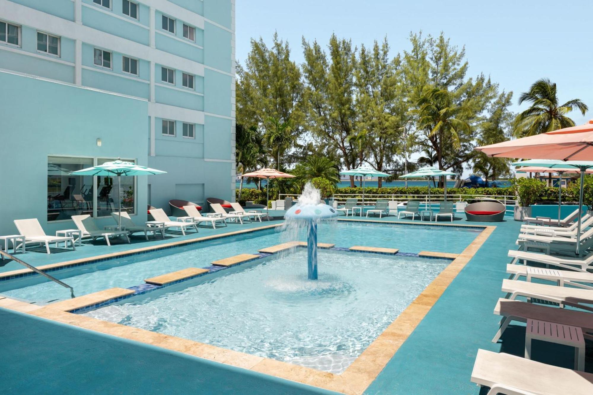 Courtyard By Marriott Nassau Downtown/Junkanoo Beach Buitenkant foto