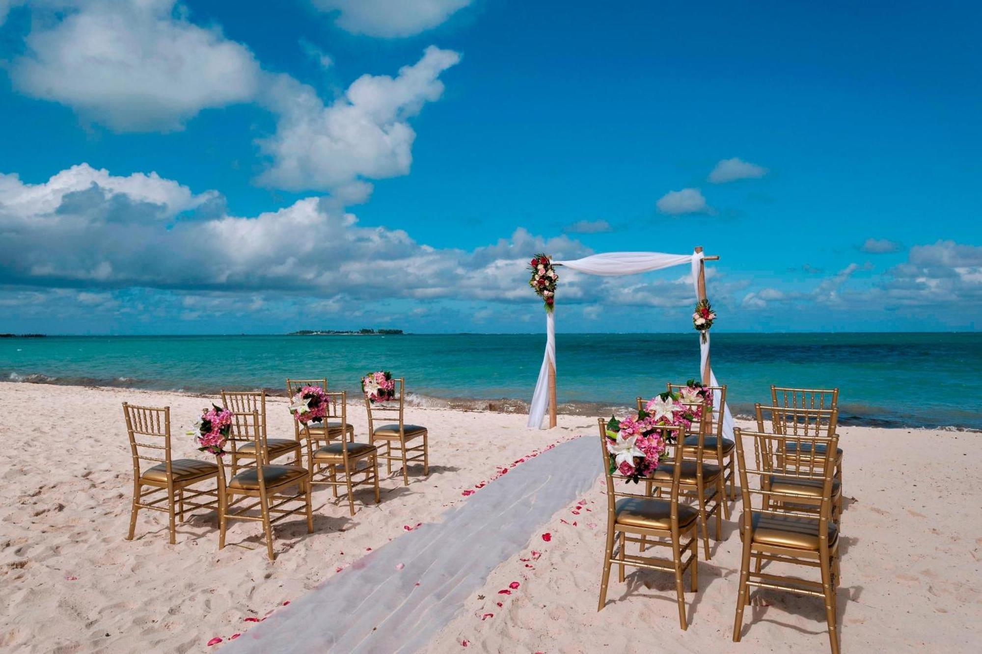 Courtyard By Marriott Nassau Downtown/Junkanoo Beach Buitenkant foto